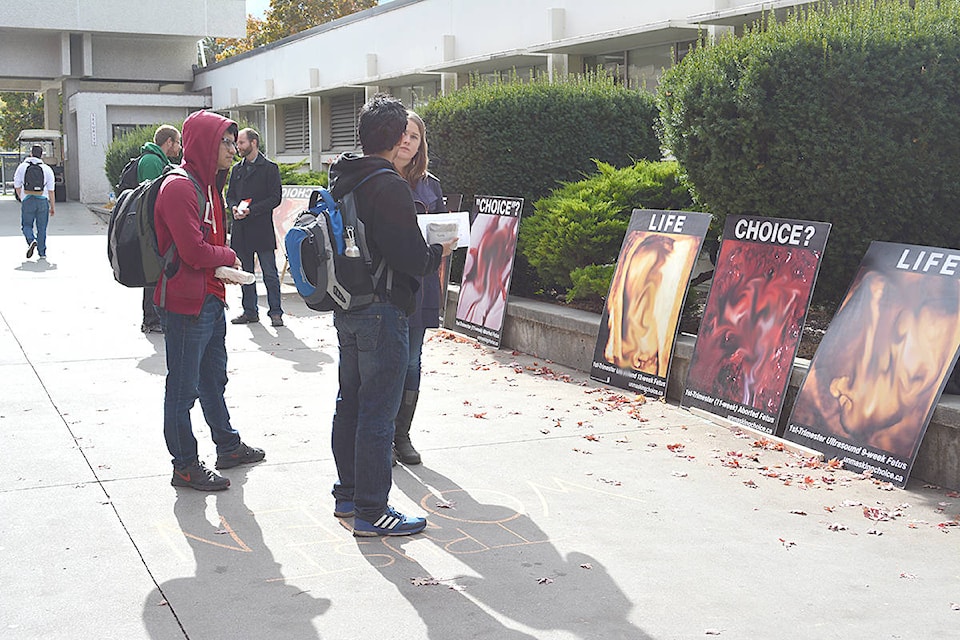 8922881_web1_171011-KCN-abortion-rally2