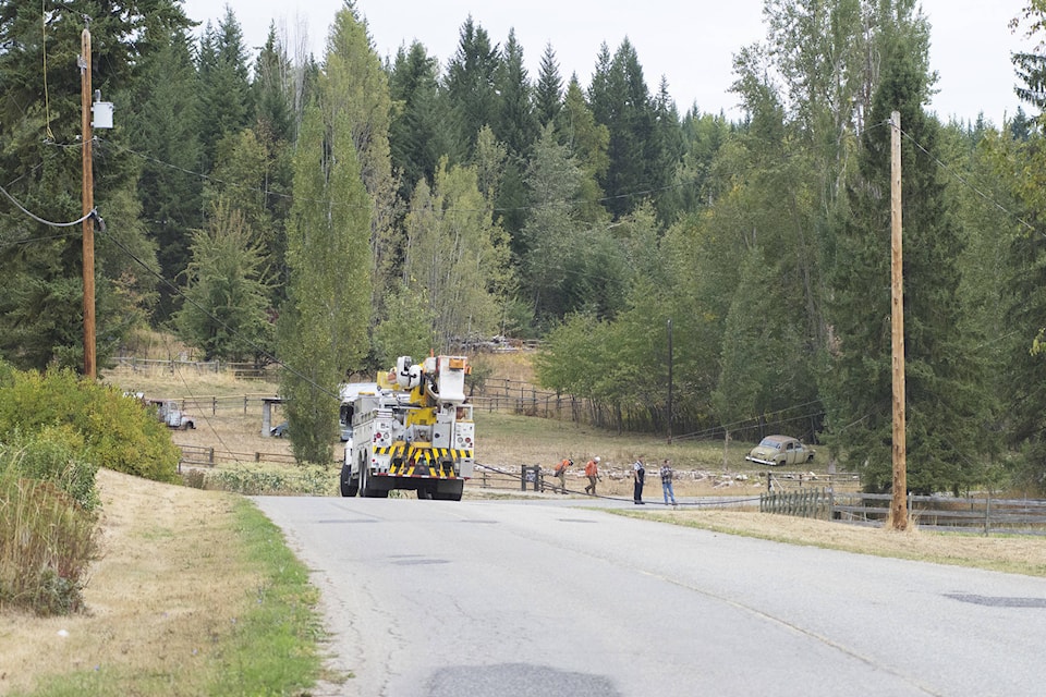 9006300_web1_20170923-SAA-Grandview-bench-power-lines-JE-0082