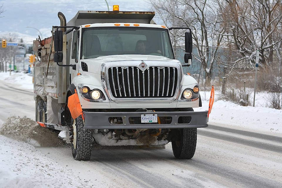 9215934_web1_170210-KCN-t-snow-plow