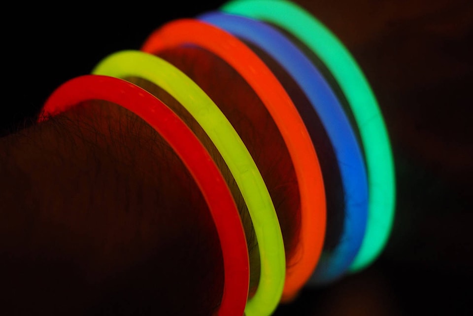 9435514_web1_171122-KCN-glow-sticks