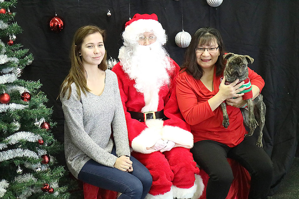 9439277_web1_171822-KCN-santa-paws