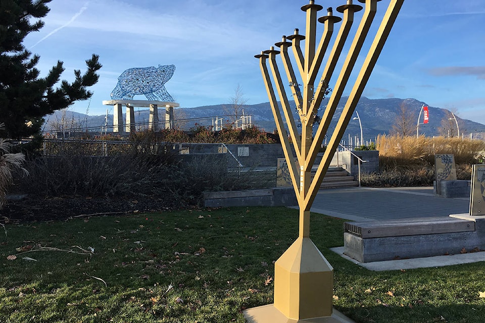 9774038_web1_171213-KCN-menorah