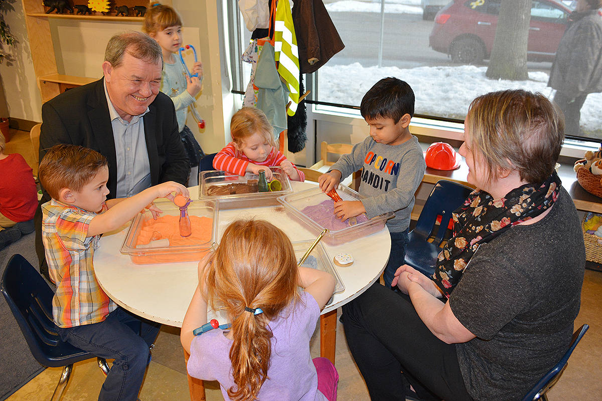 10260423_web1_180124-KCN-shane-simpson-with-kids