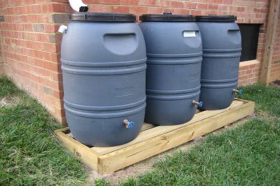 10981447_web1_180312_KCN_rainbarrel