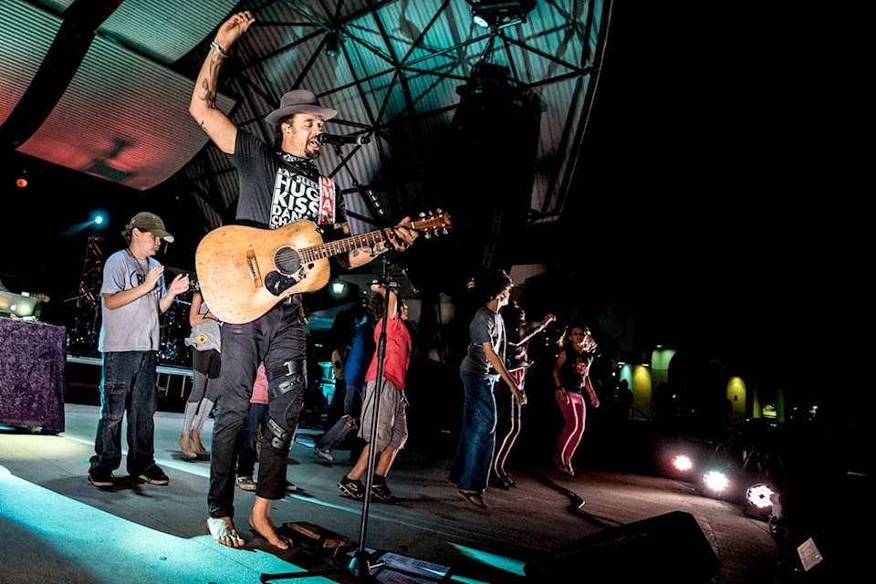 11246171_web1_180404-SAA-Michael-Franti-promo