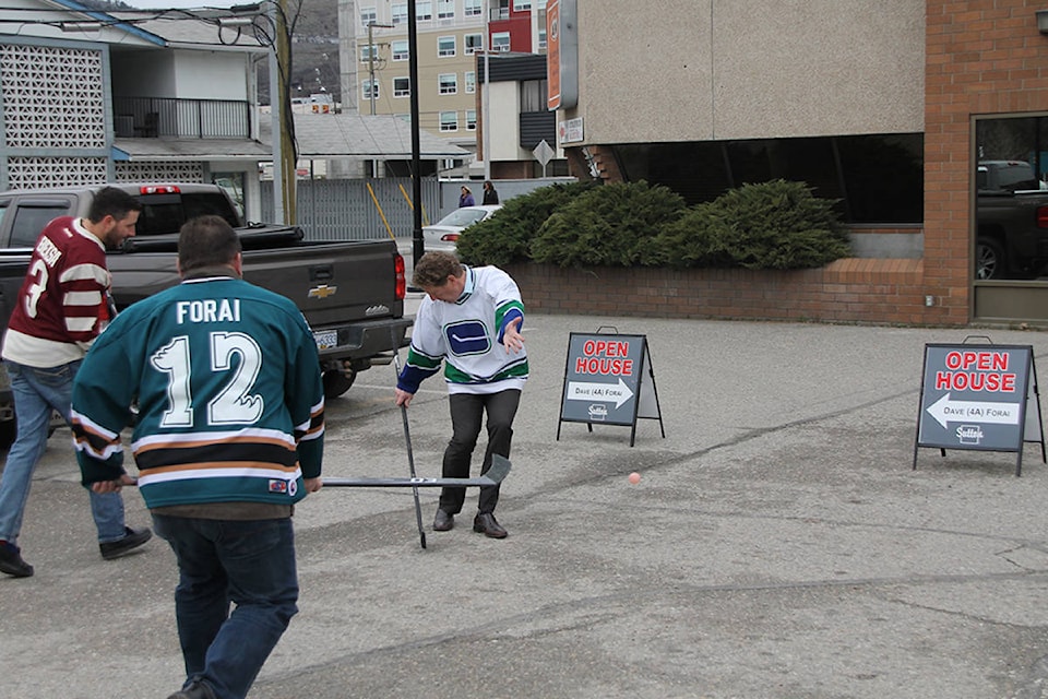 11424910_web1_180415-VMS-RK-RoadHockey2