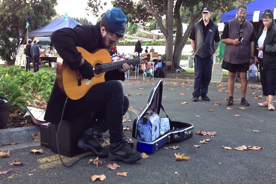 11683232_web1_180502_KCN_busker