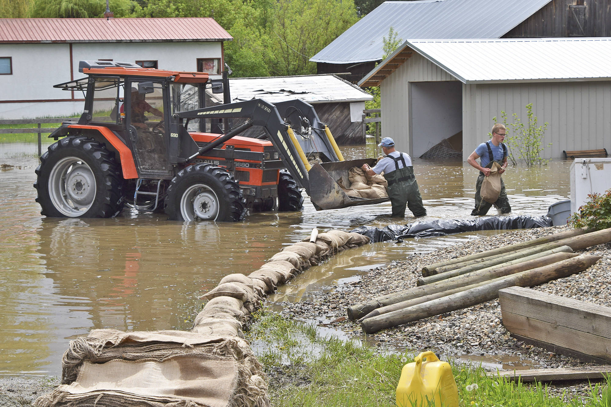 11899646_web1_180509-SAA-flood-helpers-at-ottings-DSC_3057