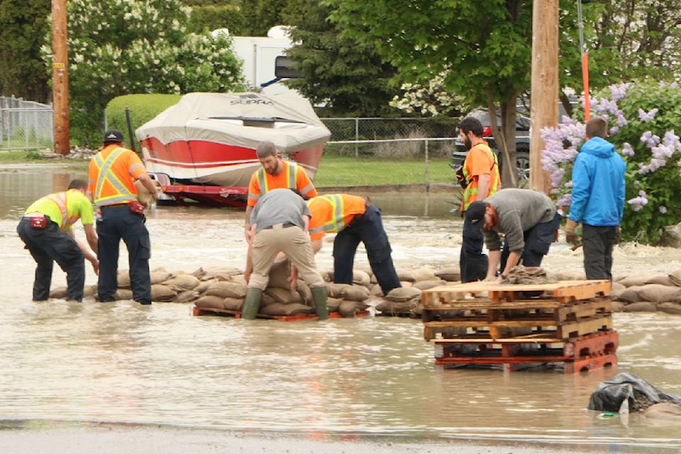 11949355_web1_180511-PWN-OKFalls-flooding-L