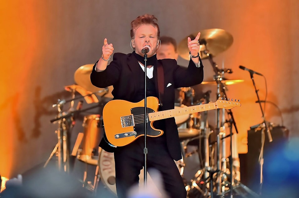 12081748_web1_170616-RED-Mellencamp