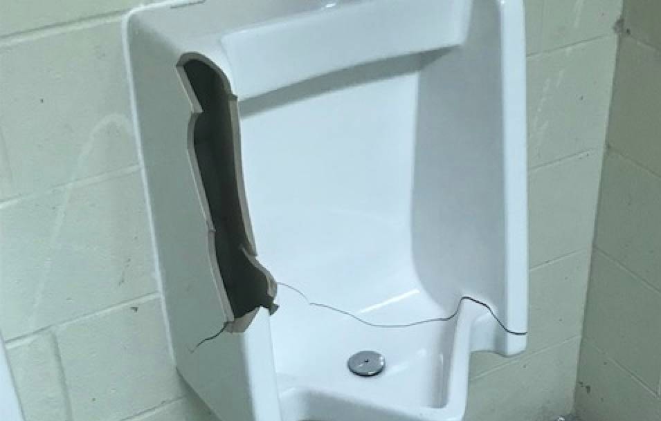 12500037_web1_urinal