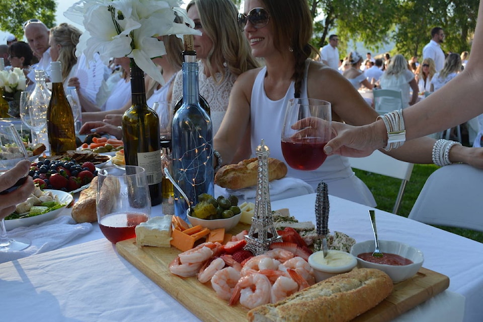 12626013_web1_180706-KCN-Diner-en-blanc