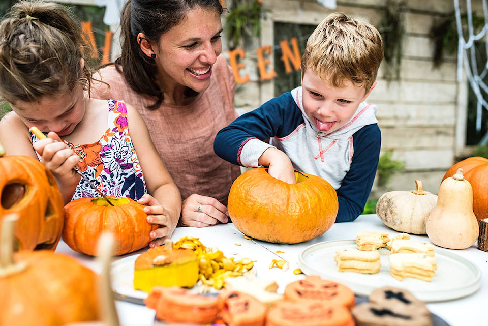 13756231_web1_180929-KCN-pumpkin