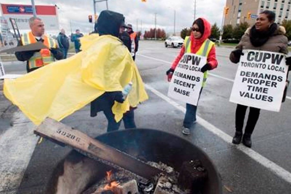 14107648_web1_181024-RDA-Postal-workers-hold-second-day-of-rotating-strikes-at-plants-in-Toronto-area_1