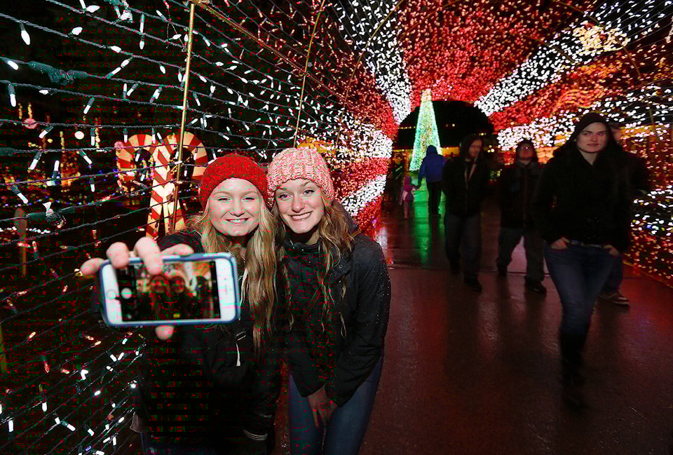 14440550_web1_L1-lightsofxmas
