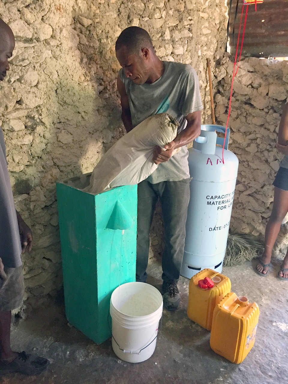 14461682_web1_181121-VMS-haiti-water2