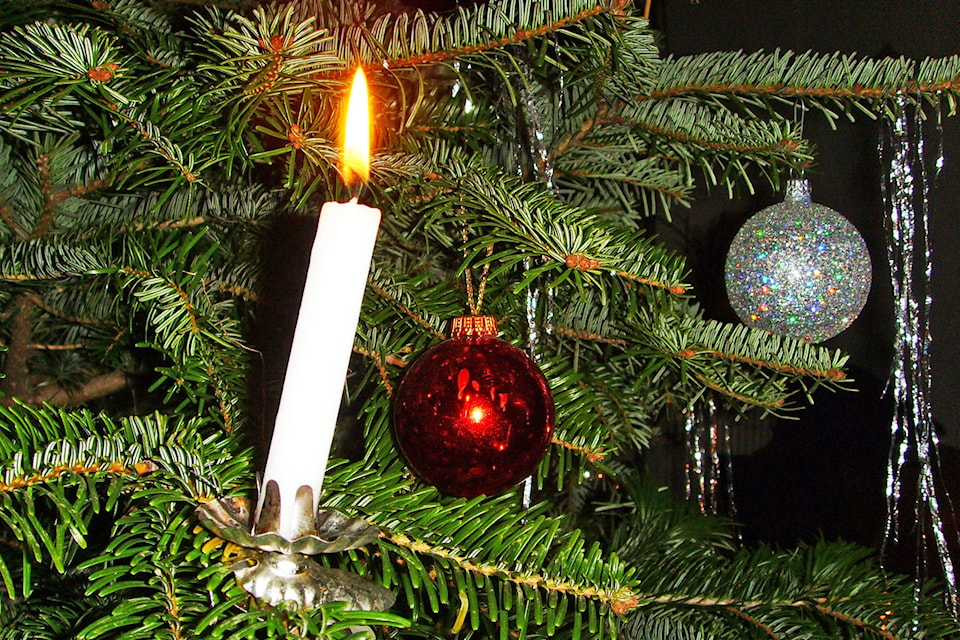 14845260_web1_Christmas-Candle-GPS