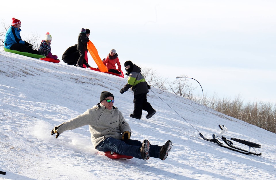 15355904_web1_Sledding-7