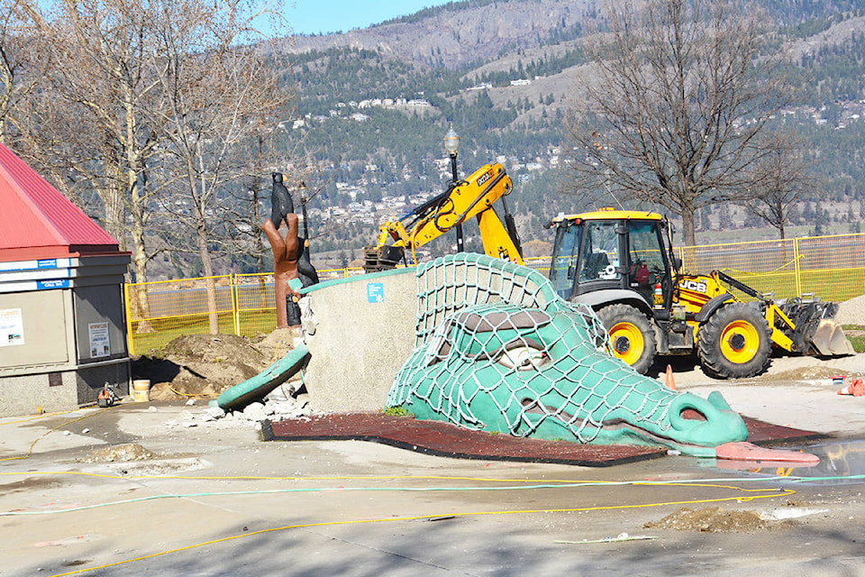 16266633_web1_190405-KCN-ogopogo-statue