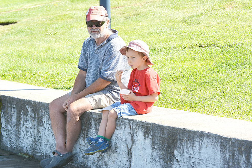 16677961_web1_170830-KCN-grandfather-and-grandson