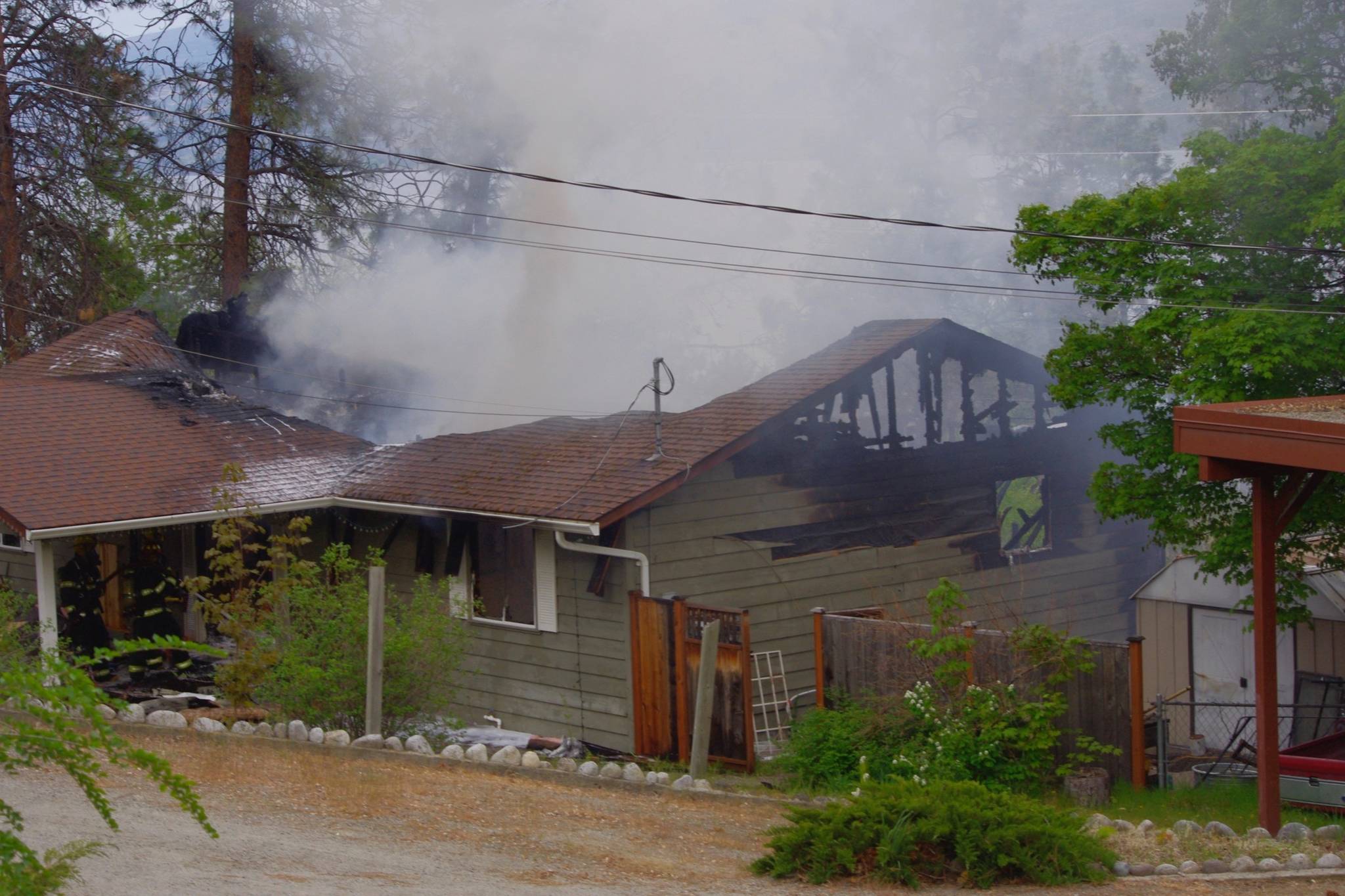 16721594_web1_190507-BPD-M-peachland-fire-2