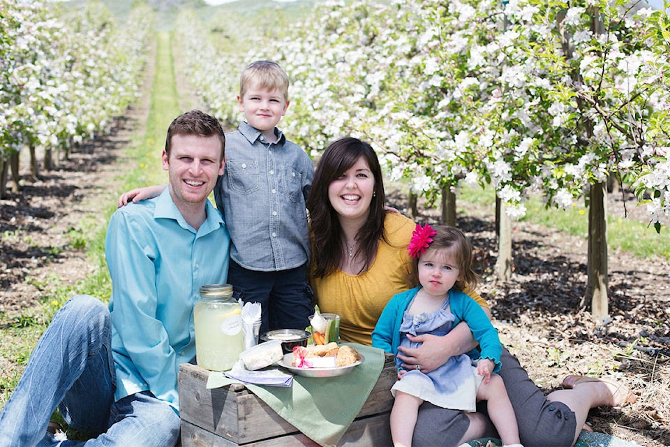 16722528_web1_Mother-s-Day-Family-Picnic-at-Davison-Orchards--1--copy