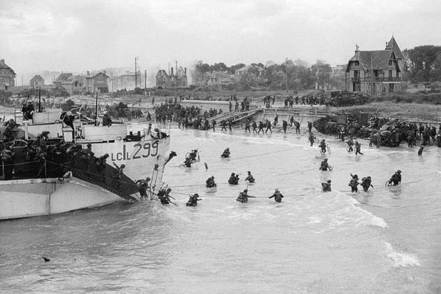 17074593_web1_190605-SAA-D-Day-Disembarking1