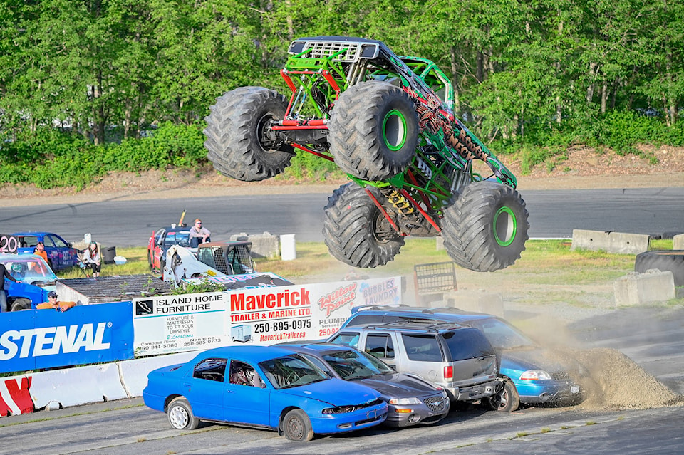 17773451_web1_190719-PWN-monster-truck