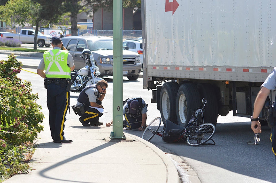 18081692_web1_190814-KCN-semitruck-bike2