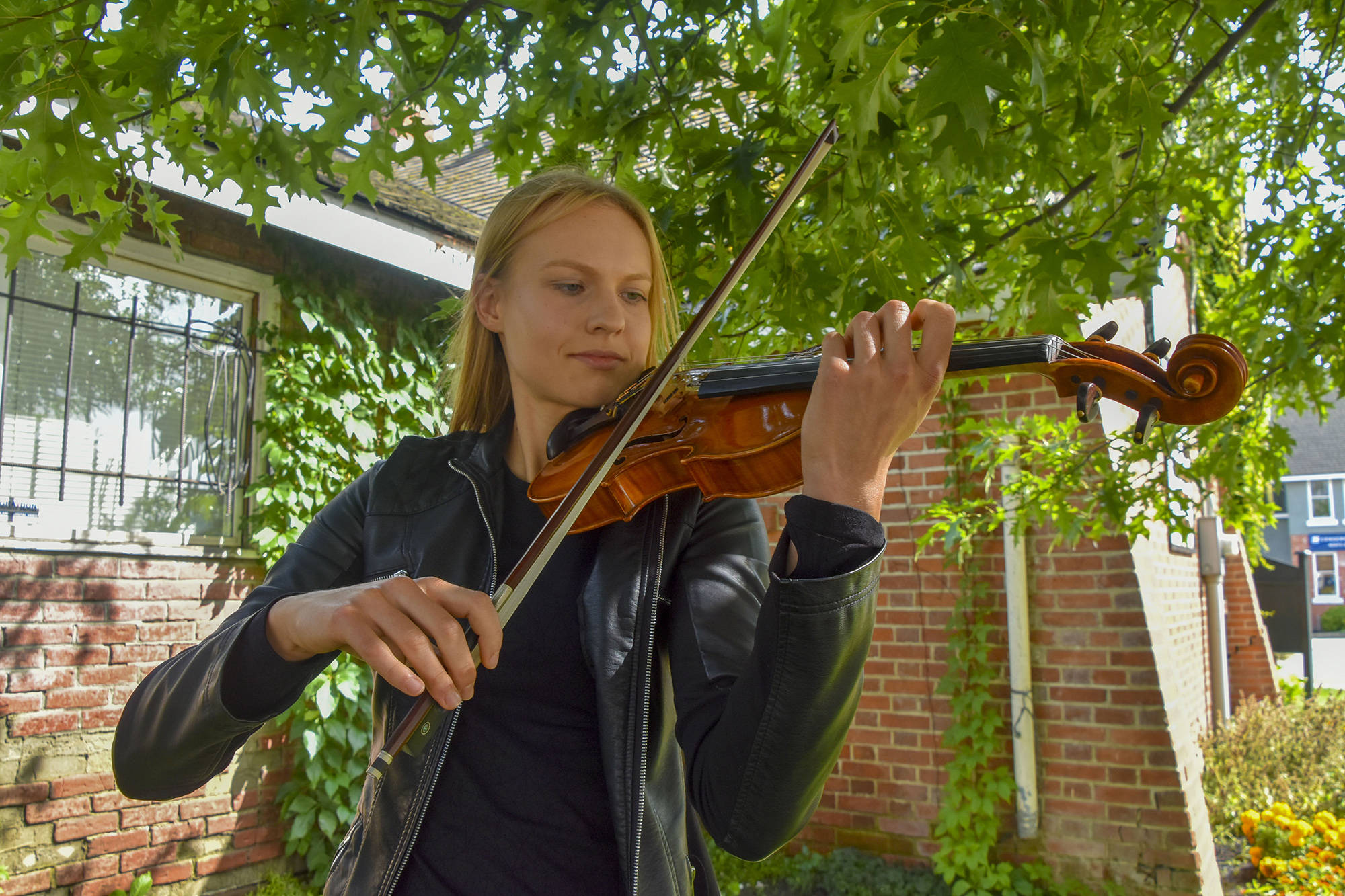 18477647_web1_190918-SAA-Kickboxing_violinist2