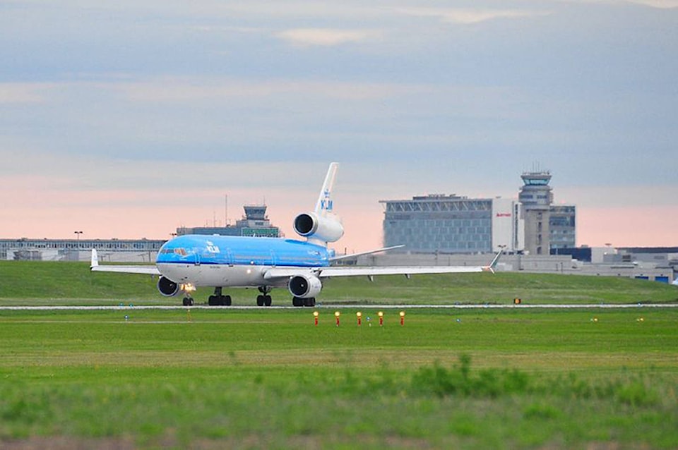 18815128_web1_800px-KLM_McDonnell_Douglas_MD-11_PH-KCF_Montreal-Pierre_Elliott_Trudeau_International_Airport_-_3