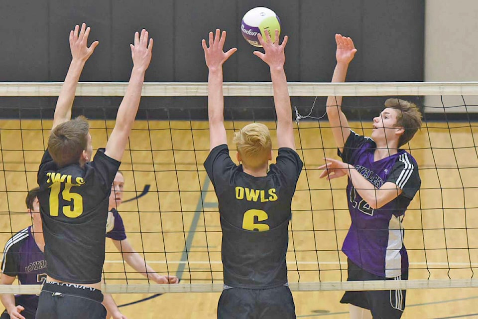 19275764_web1_171206-GNG-Volleyball-Kelowna-RoyalBay3t