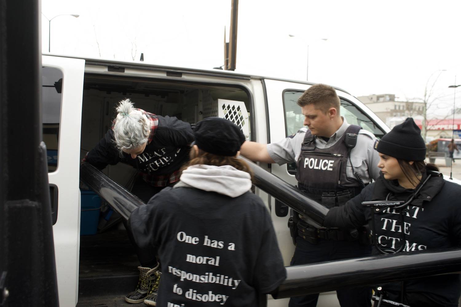 19416653_web1_Protest-Arrest