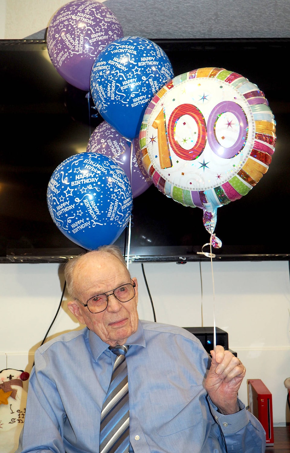 20010495_web1_200109-SUM-100th-bday_2