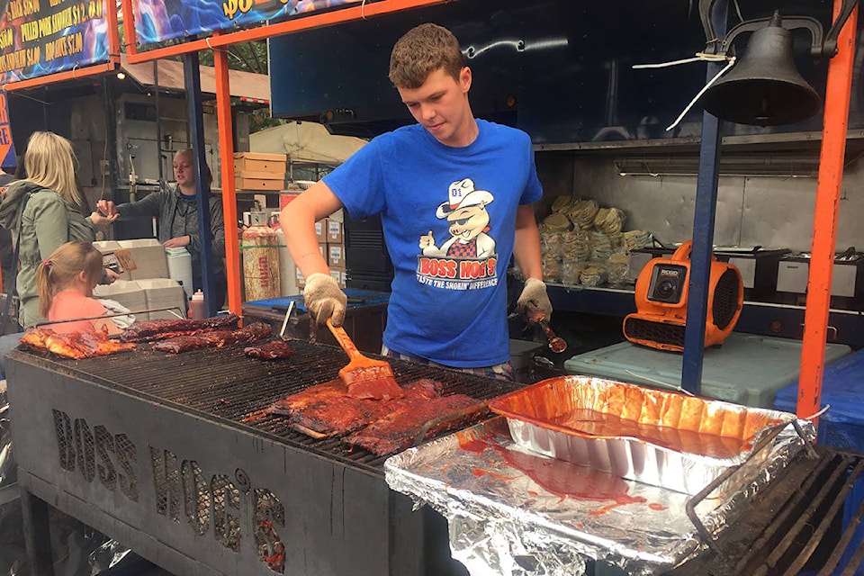 20116883_web1_180824-KCN-ribfest-underway