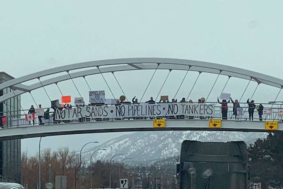 20574983_web1_200219-KCN-KelownaBridge-protest-BridgeProtest_1