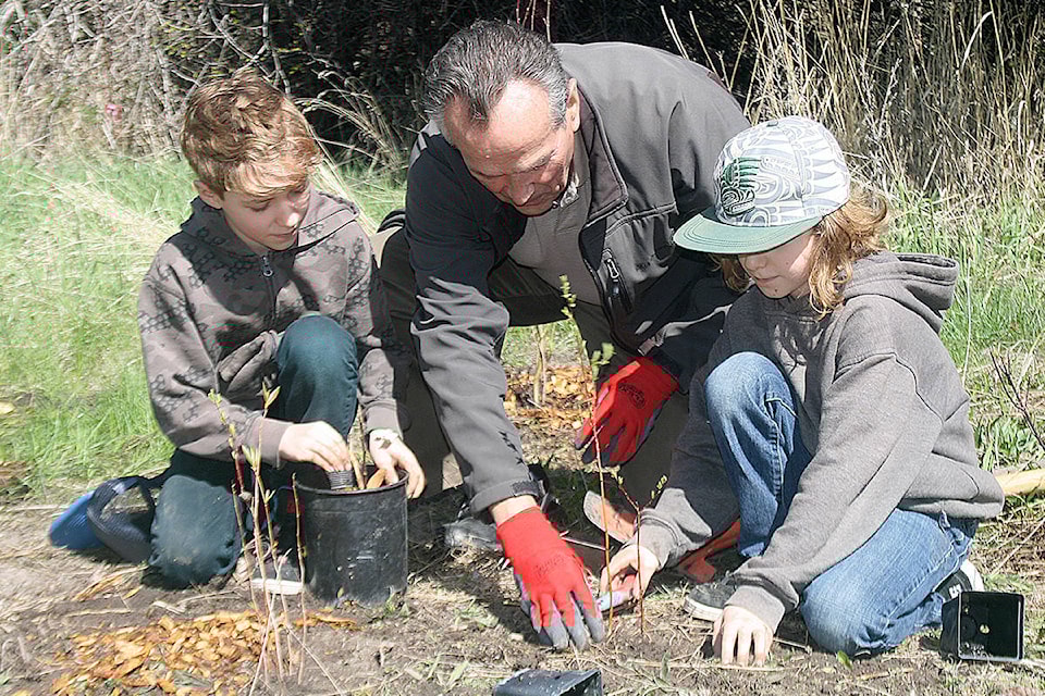 21137061_web1_180426-SUM-P-Earth-Day-planting_3