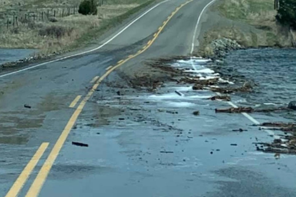 21450601_web1_200504-KCN-hwy5Aflooding-_1