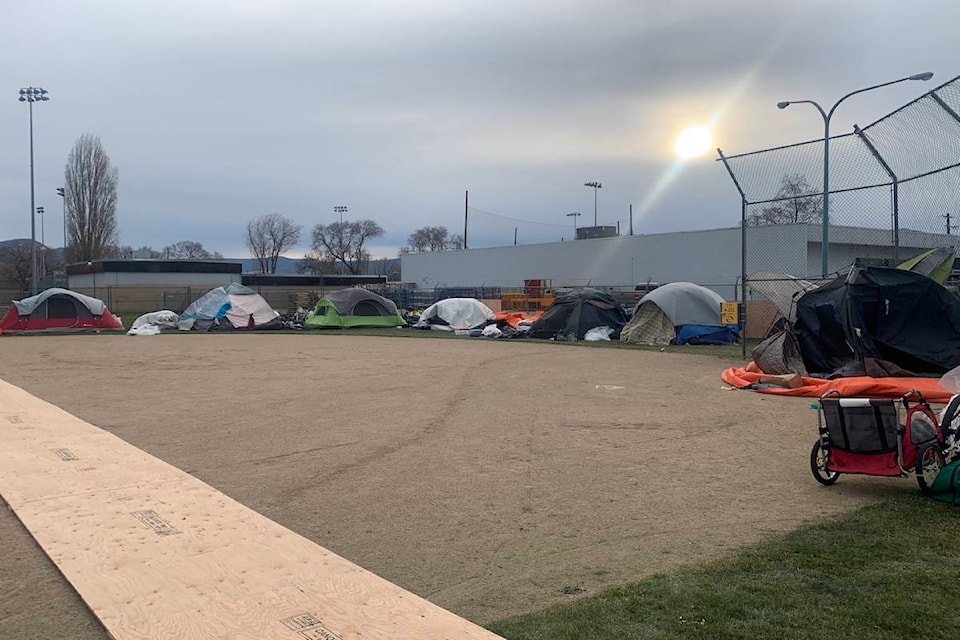 21604026_web1_homeless-camp