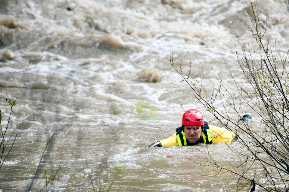 Kelowna firefighters train on Mission Creek. (Michael Rodriguez - Kelowna Capital News)