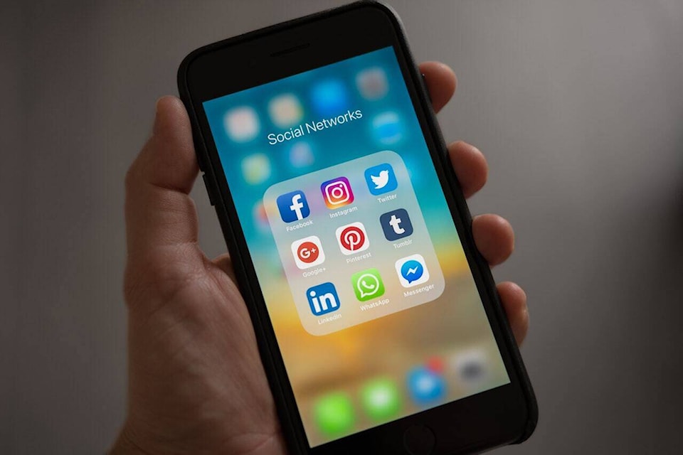 22348538_web1_apple-applications-apps-cell-phone-607812