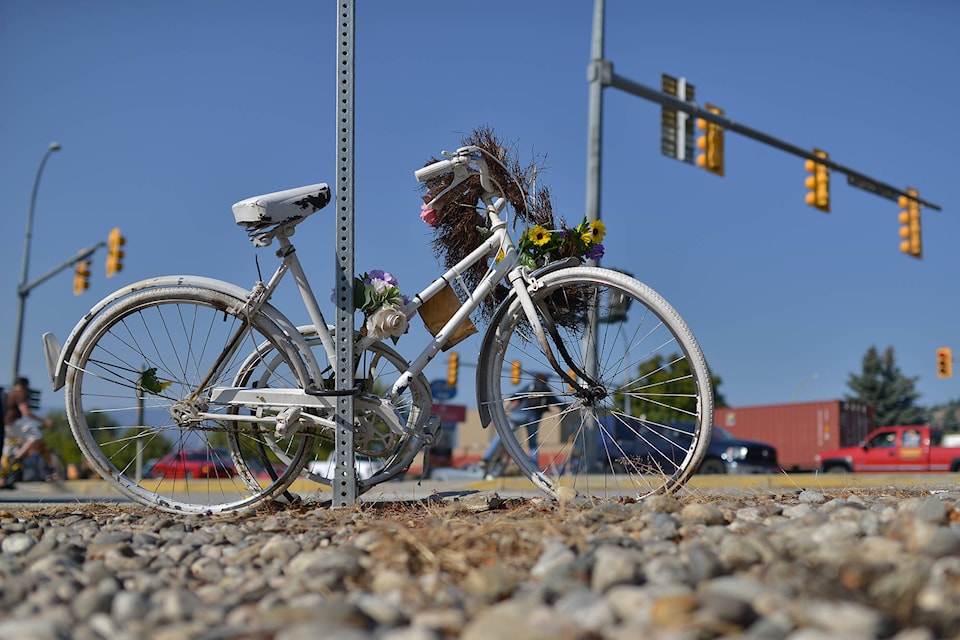 22883944_web1_201008-KCN-ErnieGabbsMemorialVandalized-McLachlanP_3