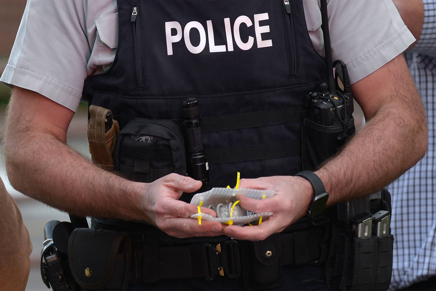 Officer holding the suspicious package left on a bench outside the 91大黄鸭 Law Courts on Oct. 7. (Phil McLachlan - Capital News)