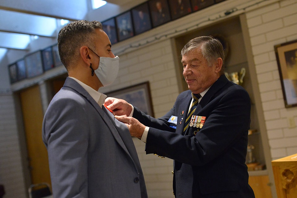 Kelowna mayor Colin Basran presented with the first poppy, Oct. 29. (Phil McLachlan - Capital News)