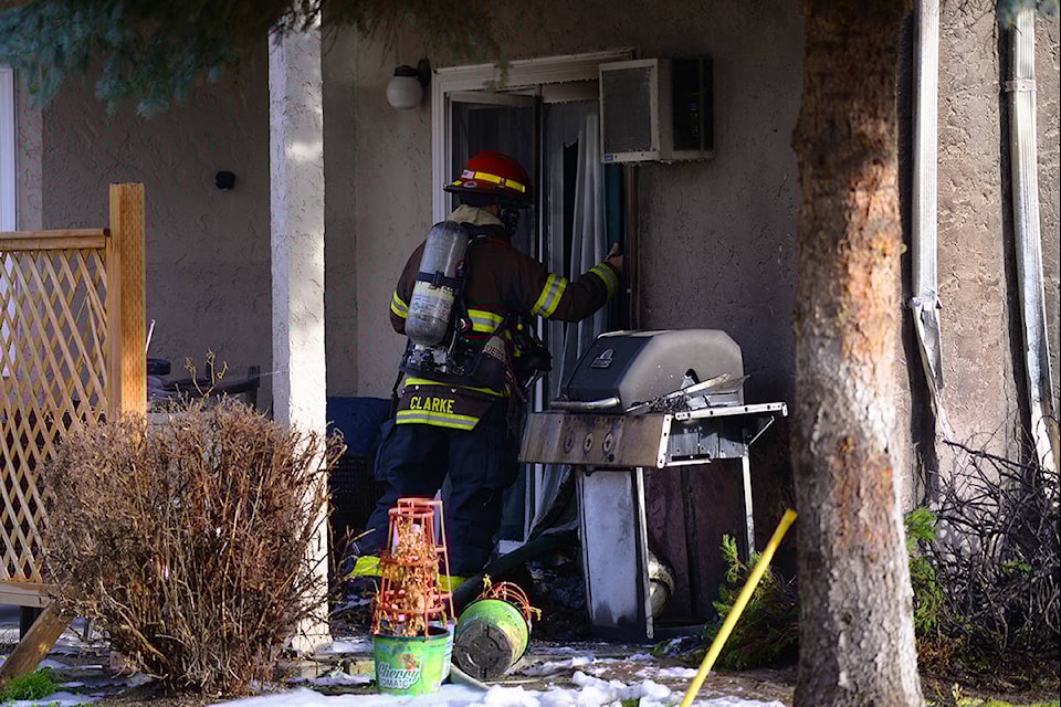 Kelowna firefighters on scene of an apartment fire on Friday, Nov. 27, 2020. (Phil McLachlan/㽶Ƶֱ)