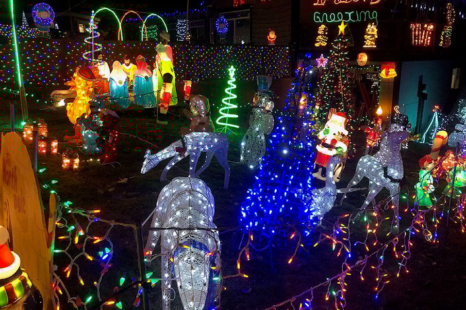 23481119_web1_201203-ABB-Christmas-lights-list_9