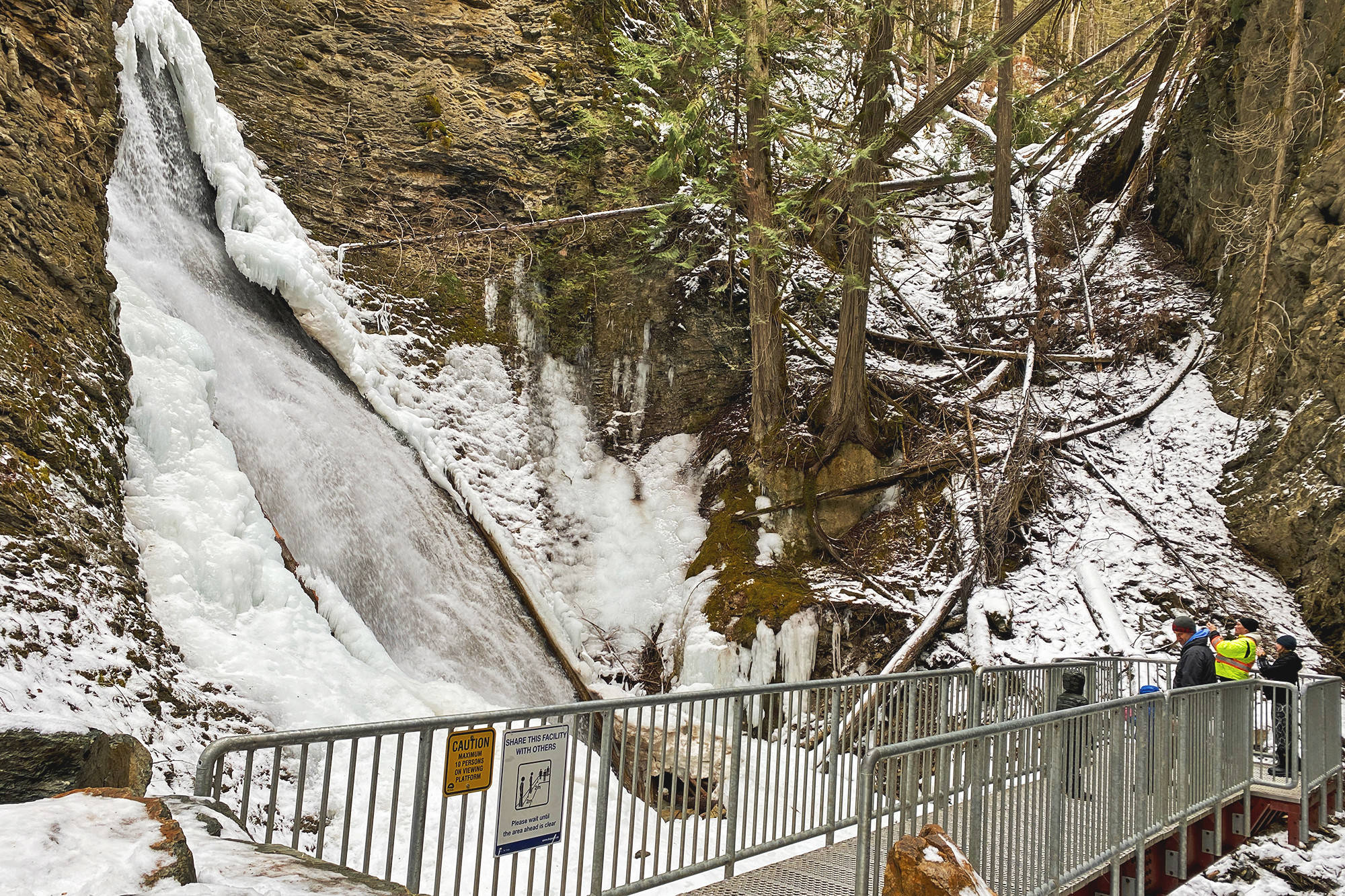 24299355_web1_210226-SAA-Margaret-Falls-ice_3