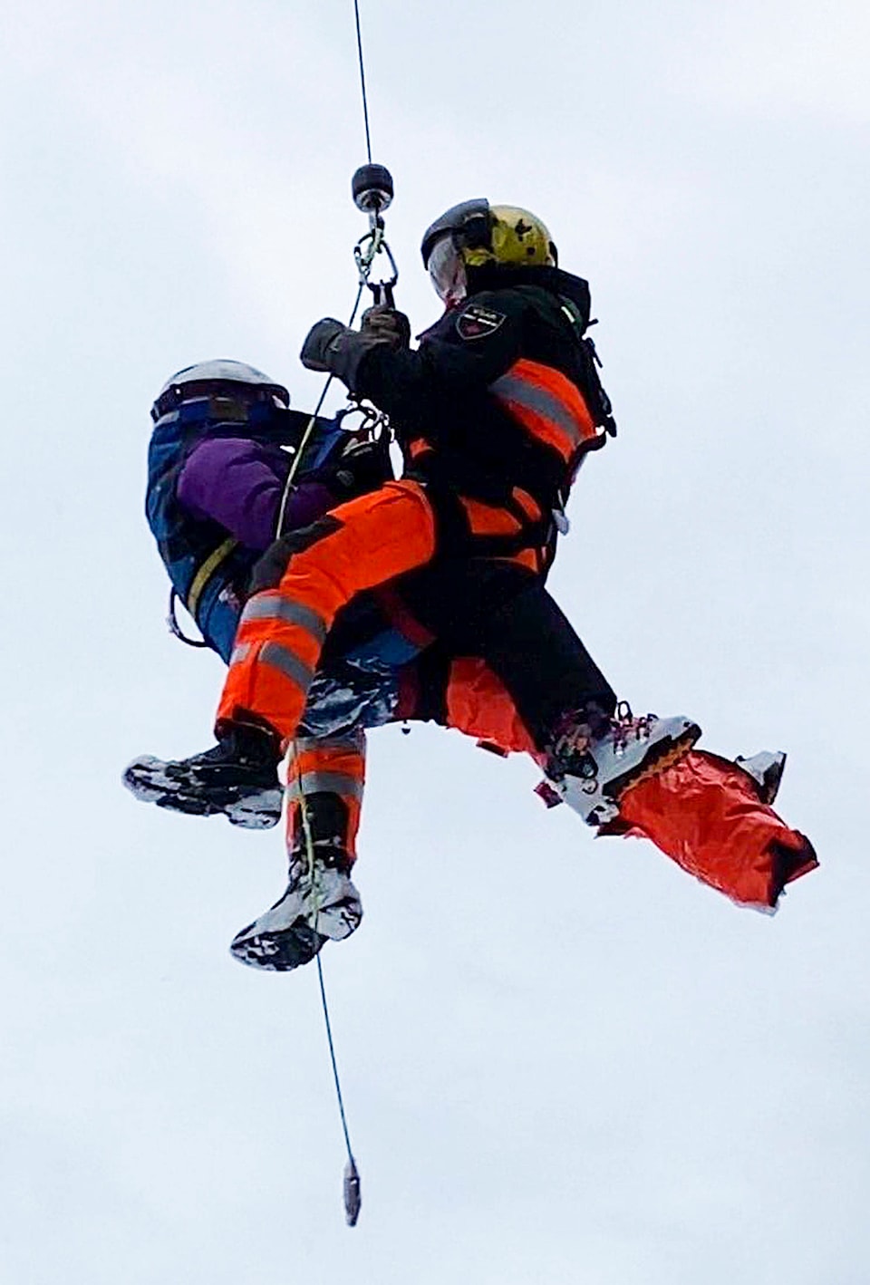 24439977_web1_210317-EVN-Skiier-broken-leg-rescue_1