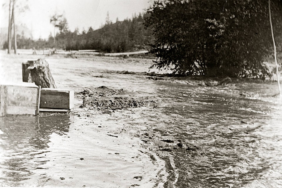24539620_web1_210325-SUM-Historic-flooding-SUMMERLAND_1