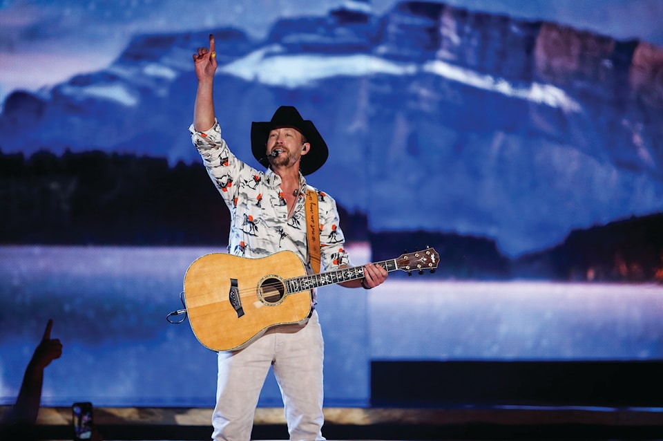 24742878_web1_190910-RDA-CCMAs-Paul-Brandt